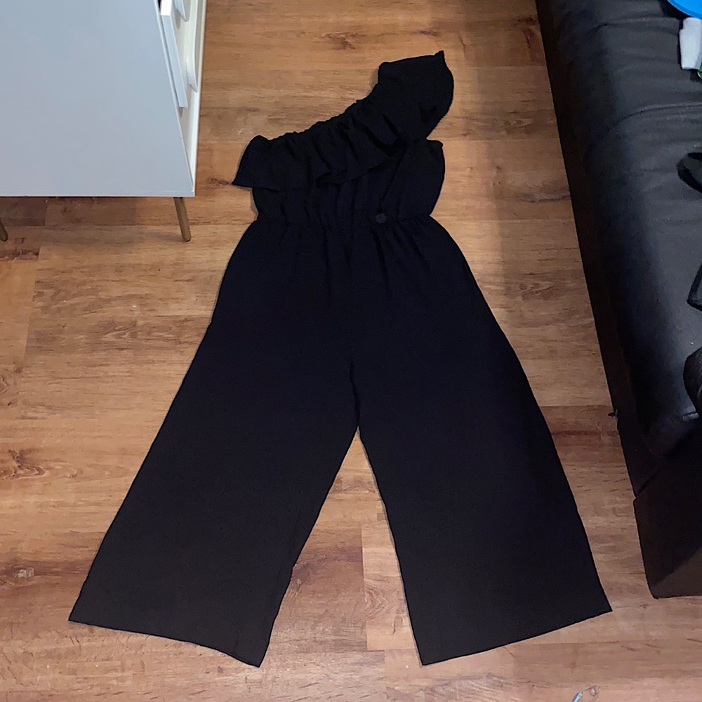 NWOT H&M Black One Ruffled Shoulder Jumpsuit